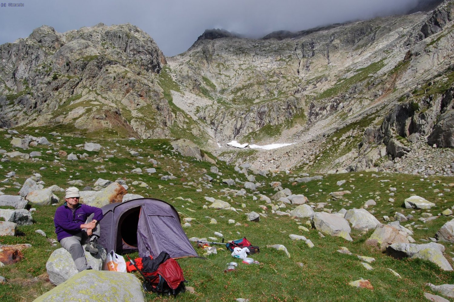 Nuestra instalaci&oacute;n, y al fondo el flanco noroeste de las Frondiellas por donde subiremos al d&iacute;a siguiente.