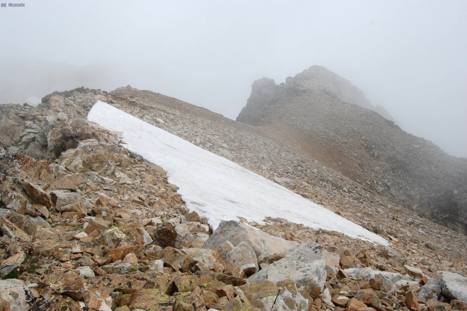 La cadena cimera casi completa entre la cima central y la oriental, al fondo, de donde venimos.