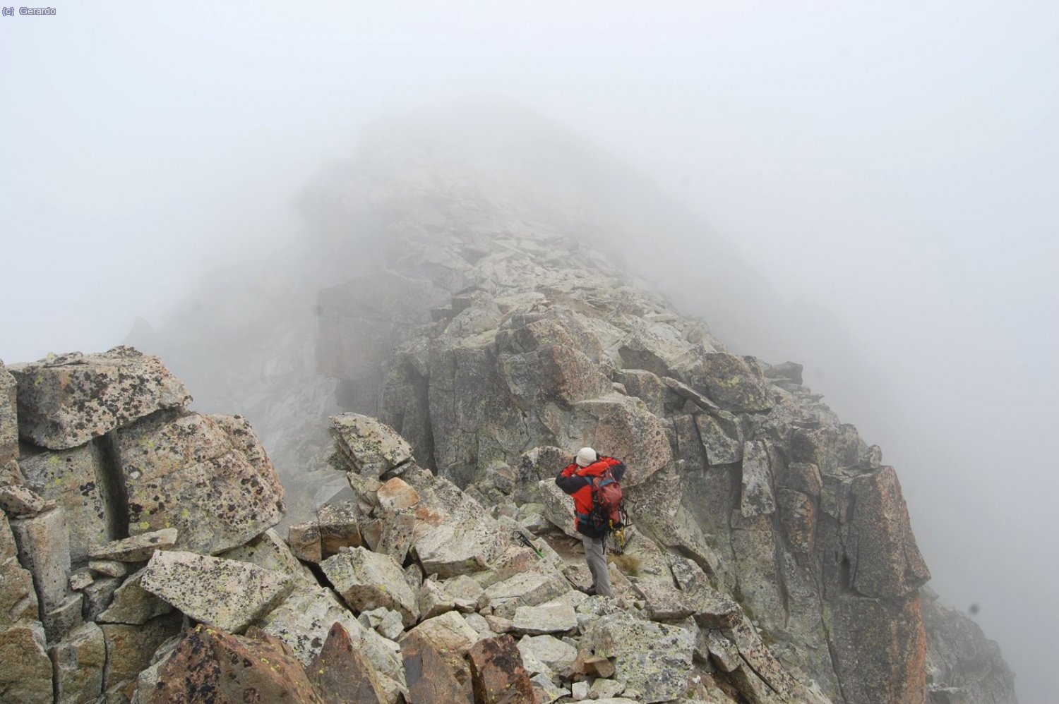 Discurriendo por la cadena cimera.