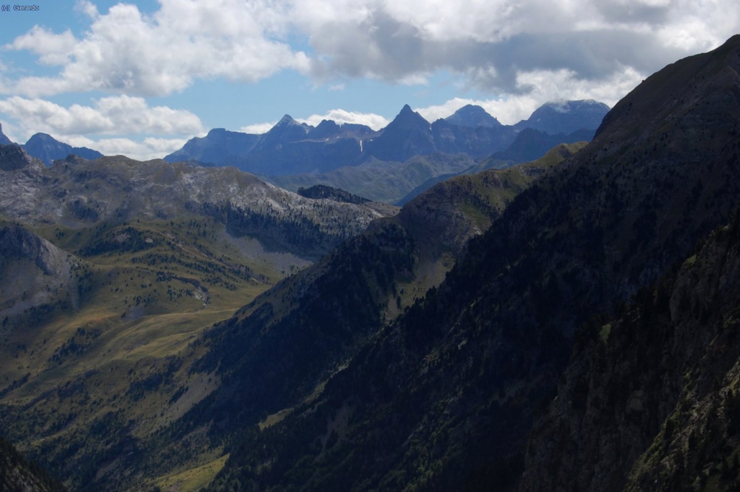 Un detalle del descenso hacia La Sarra. Creo que son las cimas de la zona de Formigal...