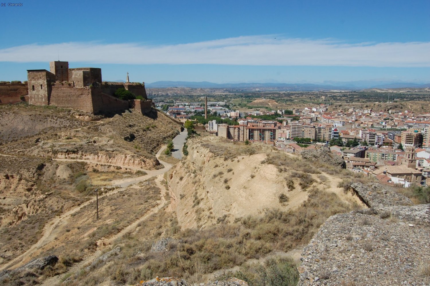 Y la &uacute;ltima ascensi&oacute;n de la excursi&oacute;n, al castillo de Monz&oacute;n, con todo el Pirineo al fondo.
