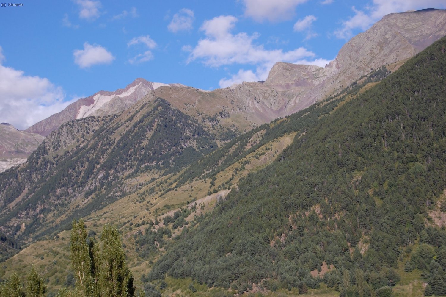 A la izquierda, los Infiernos con su marmolera.