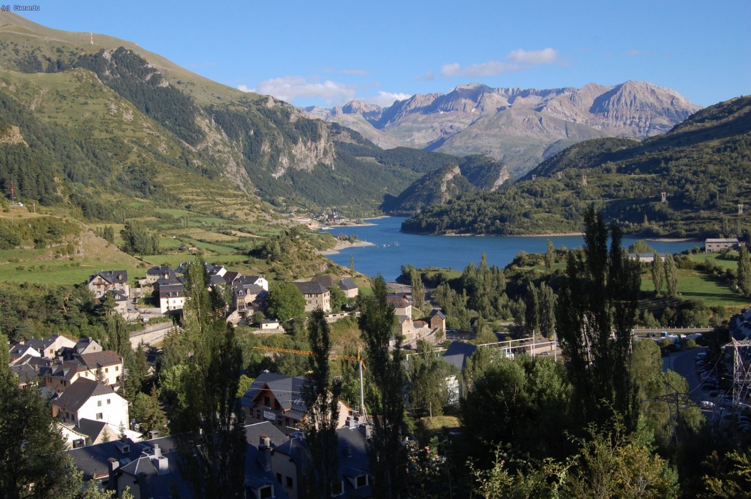 Sallent de G&aacute;llego con la Collarada al fondo.