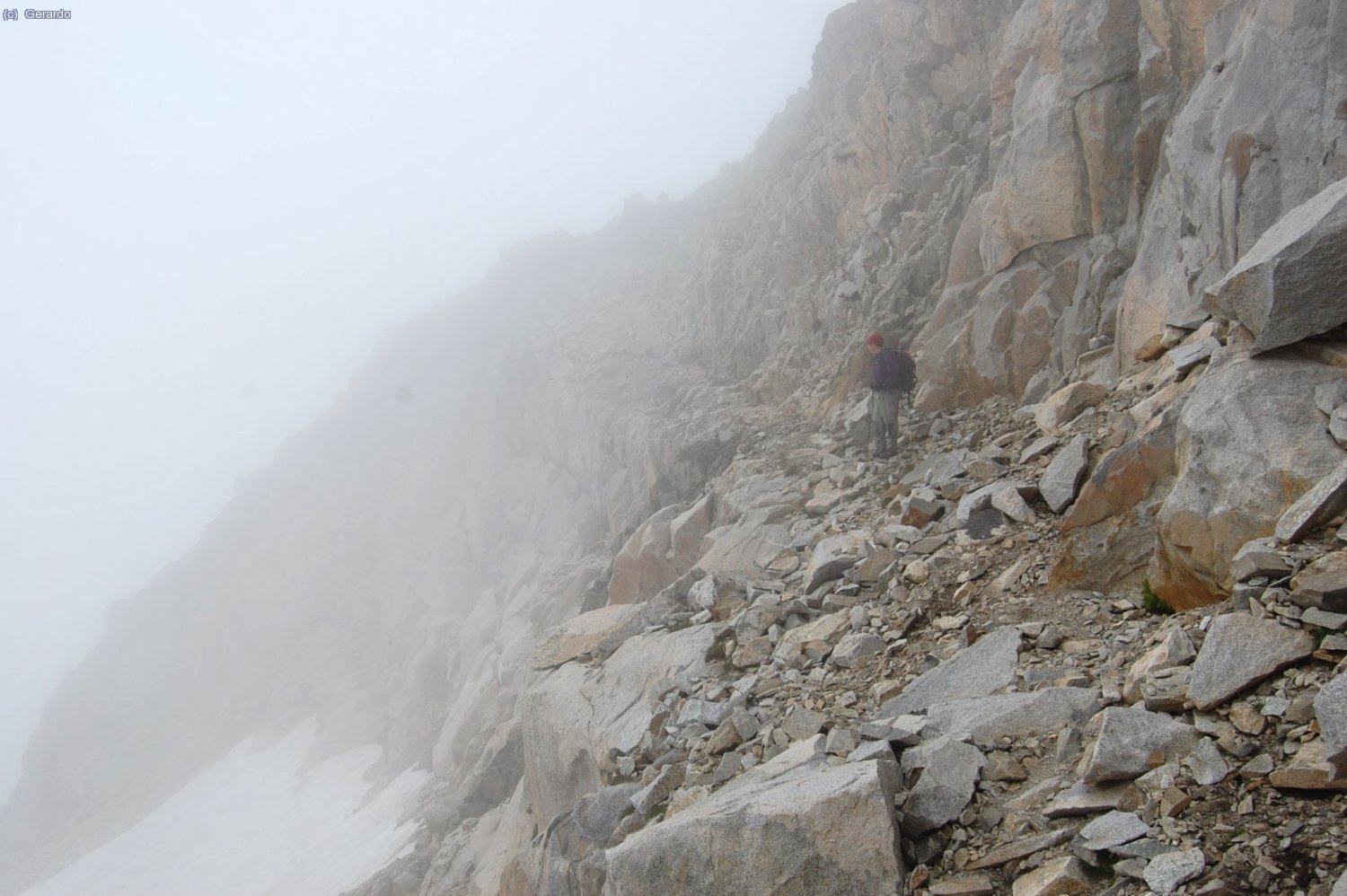 Aqu&iacute; est&aacute; Pep recorri&eacute;ndolo: es una cornisa elemental que salva de derecha a izquierda las fajas rocosas que limitan el flanco.