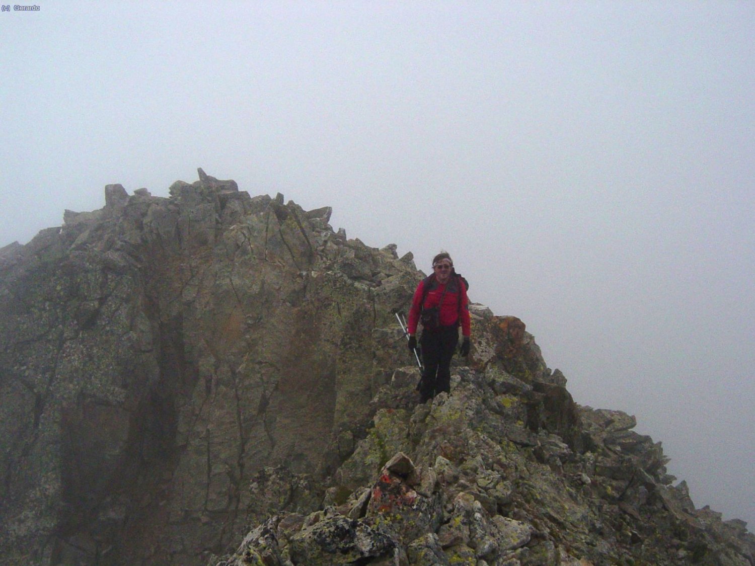Avanzando por la cadena-arista cimera, totalmente elemental.