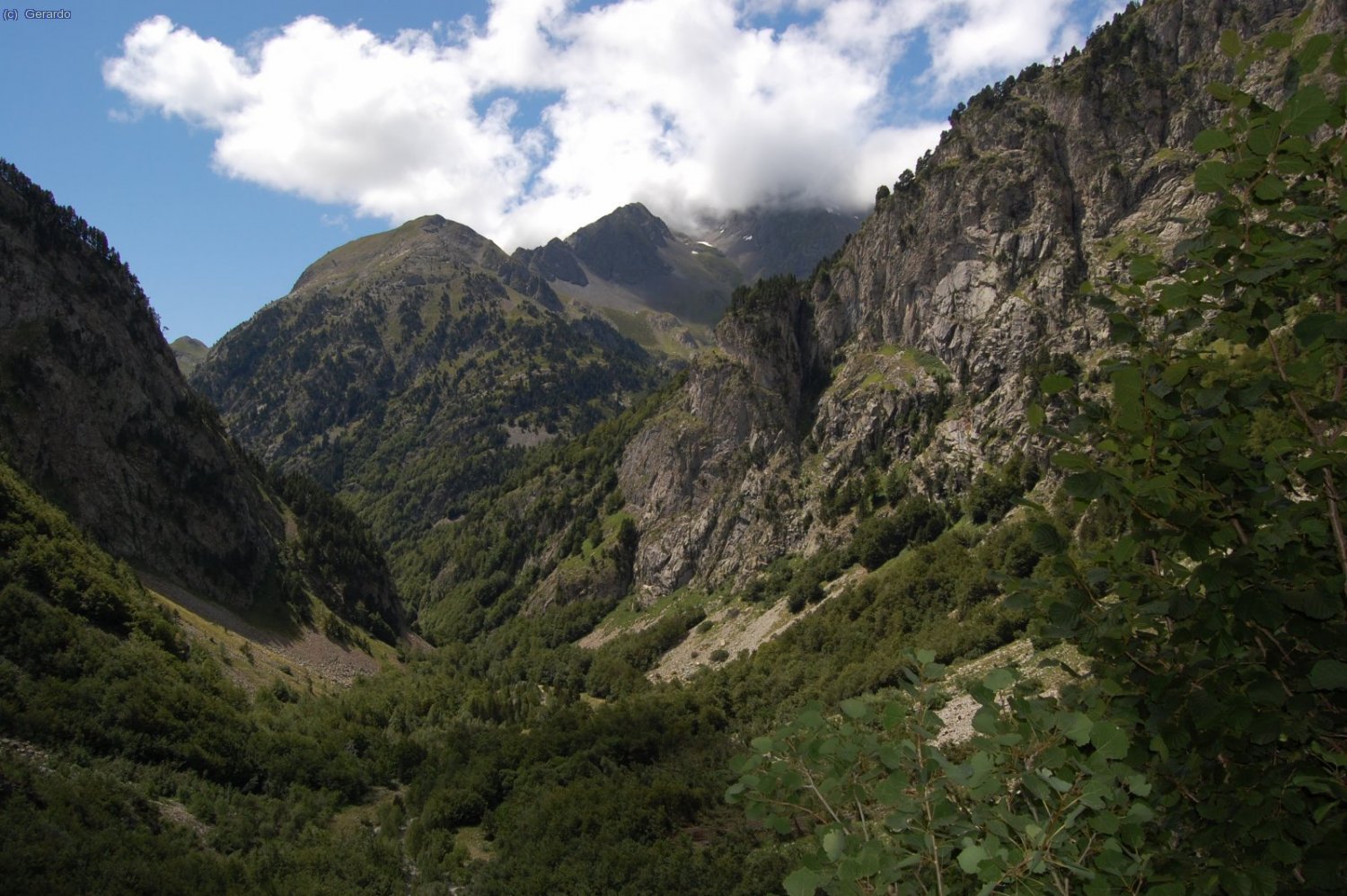 Remontando por el valle de Respomuso la tarde del s&aacute;bado 14.
