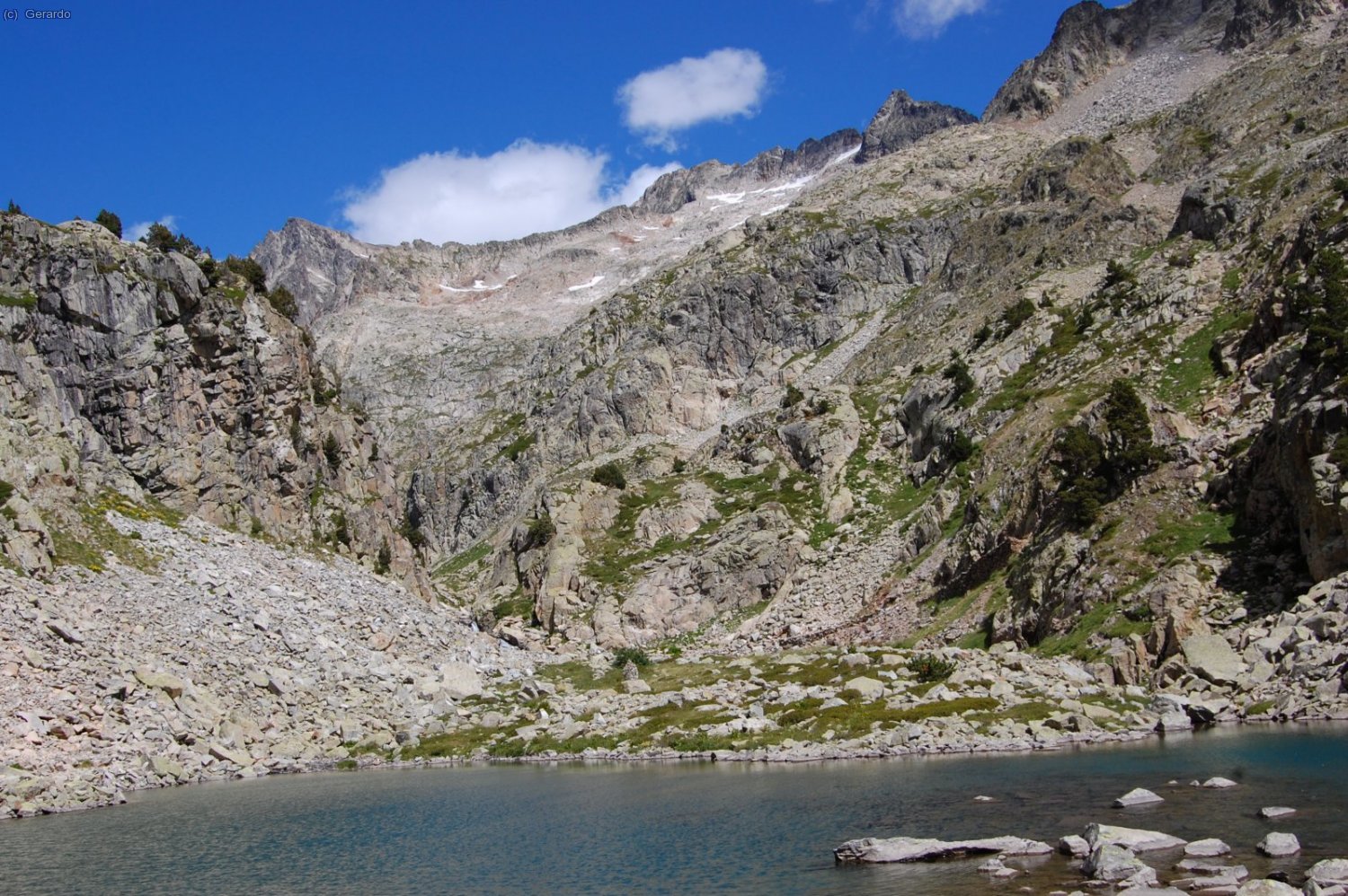 Joder, a partir de las dos de la tarde levanta del todo y acaba haciendo una tarde espectacular... Al fondo, el flanco de subida hacia las Frondiellas, con la cima del Balait&uacute;s asomando a la izquierda.