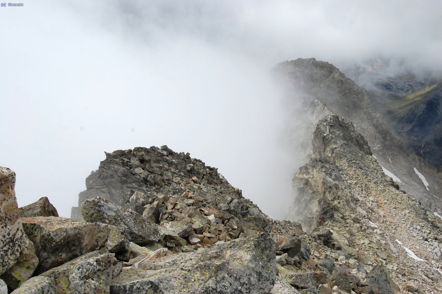 Cuando acabamos de empezar a bajar, la nube parece levantarse y volvemos casi hasta la cima central. Aqu&iacute;, lo que se ve de la parte occidental de la cresta cimera, con la Frondiella occidental al fondo.
