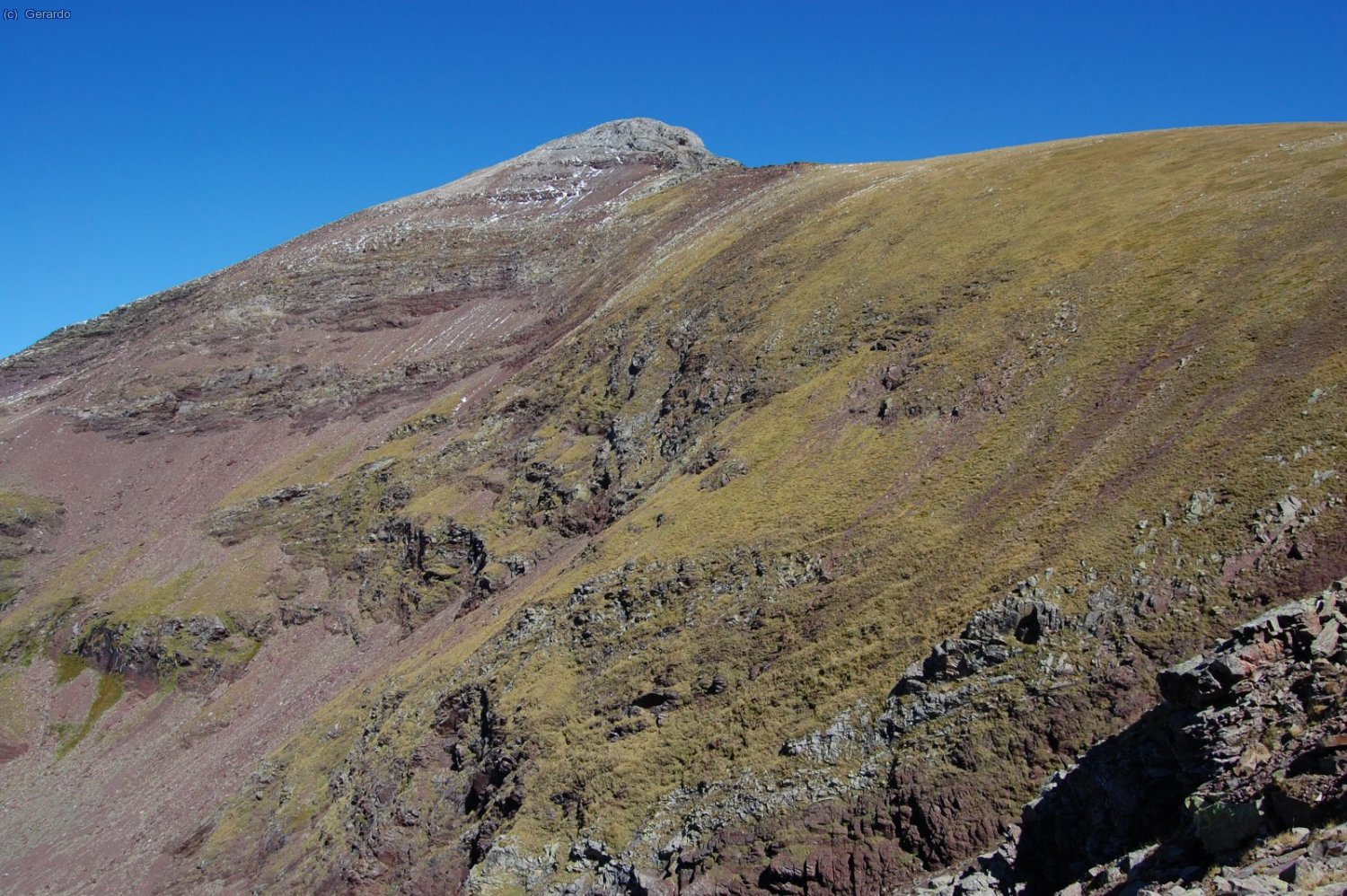 El largo lomo cimero por el que hemos ido bajando de izquierda a derecha.