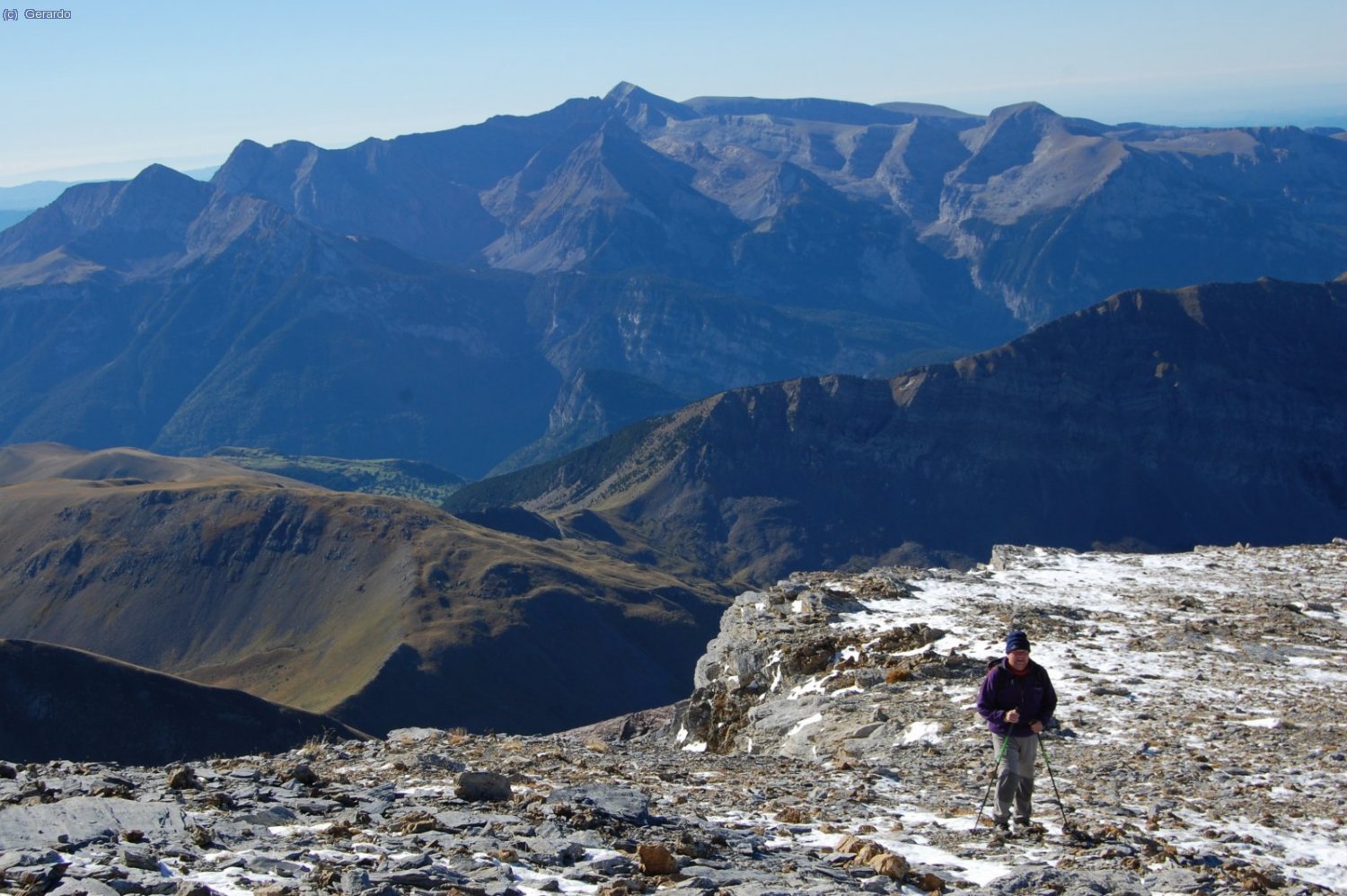 Pep en la suave loma cimera, con Cotiella al fondo.