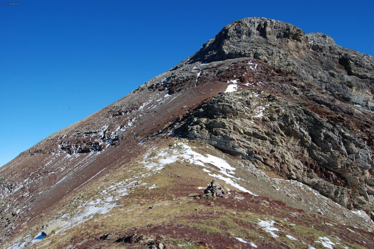 La ruta, fitada, salva este resalte final por la izquierda.