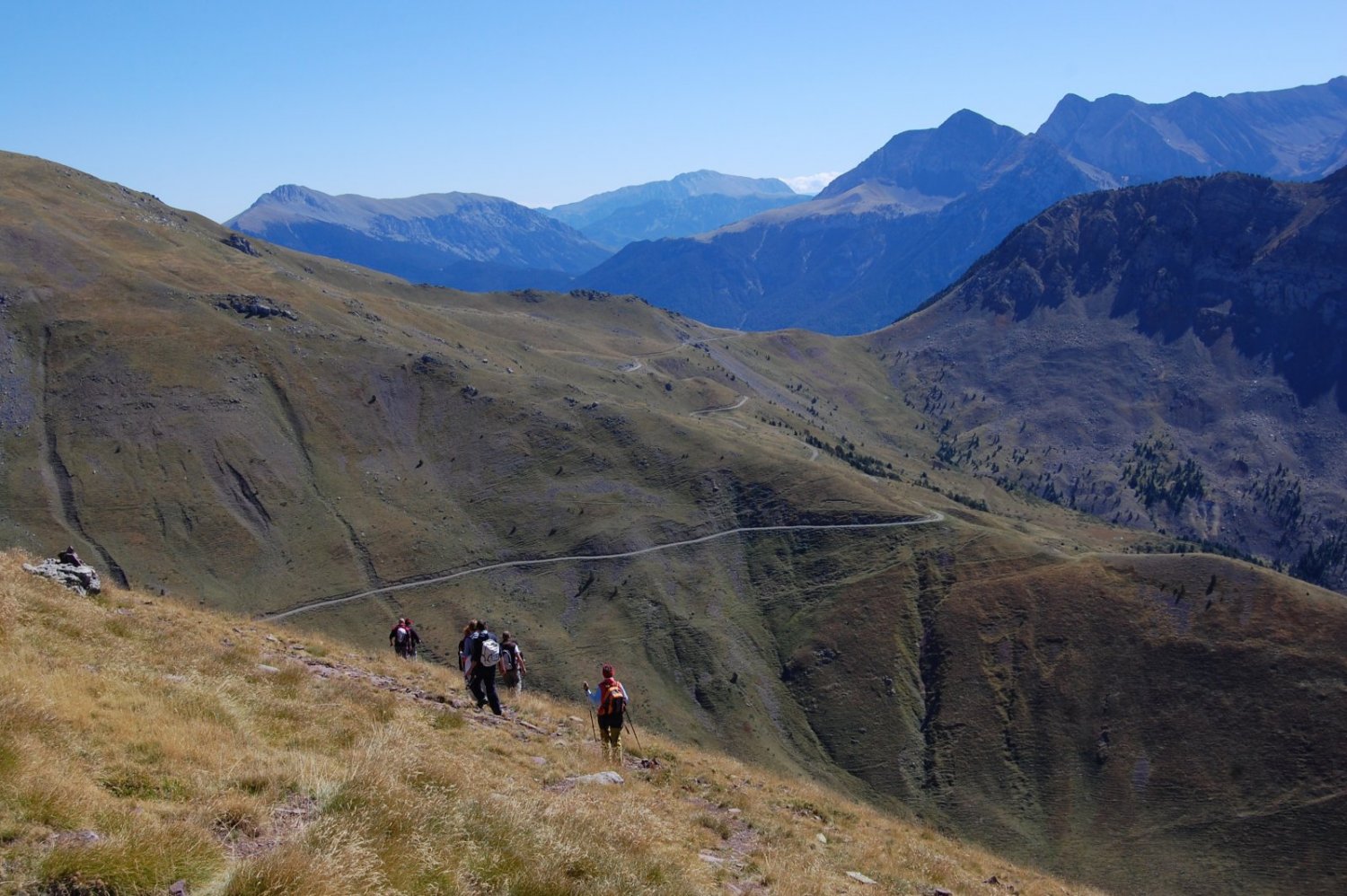 Y seguimos para abajo.