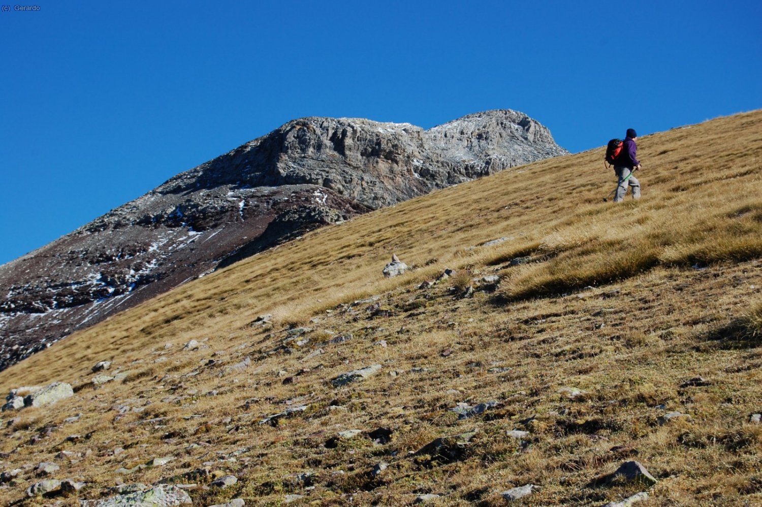 La cima, al fondo a la derecha.