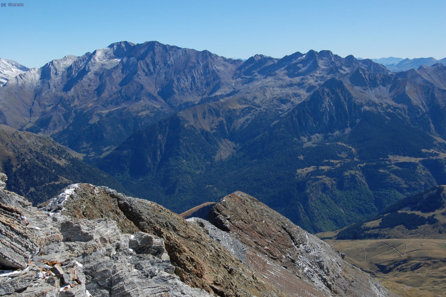 Ya plenamente hacia el este, Posets y los Eristes, a la derecha.