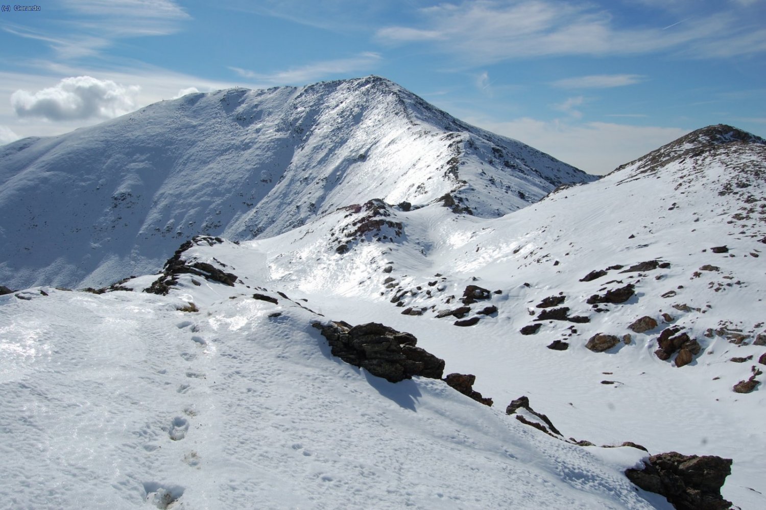 I darrera, al sud, va quedant la cadena per la que venim des del Bastiments, enlluernadora.