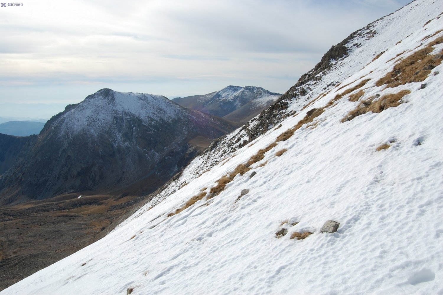 Una imatge pujant per la cadena, amb el Gra de Fajol i el Pastuira al fons.
