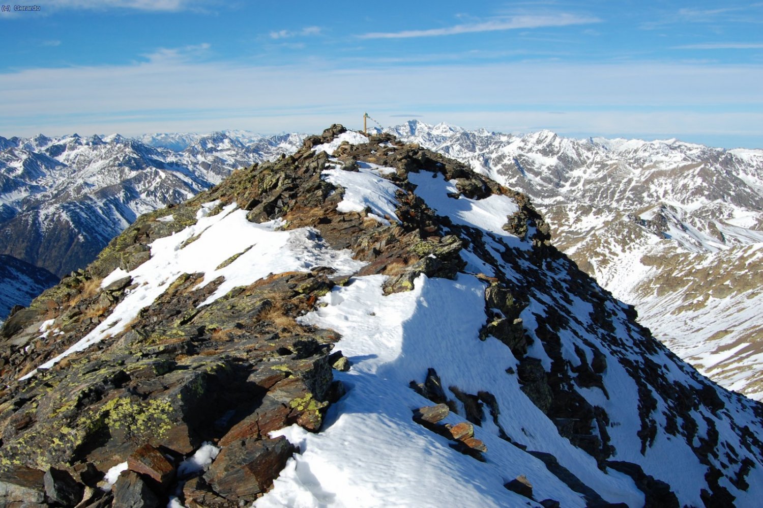 El cim (3:10 hores des del cotxe). La ventada de sudoest resulta gaireb&eacute; insoportable. Aqu&iacute; mirant cap a l
