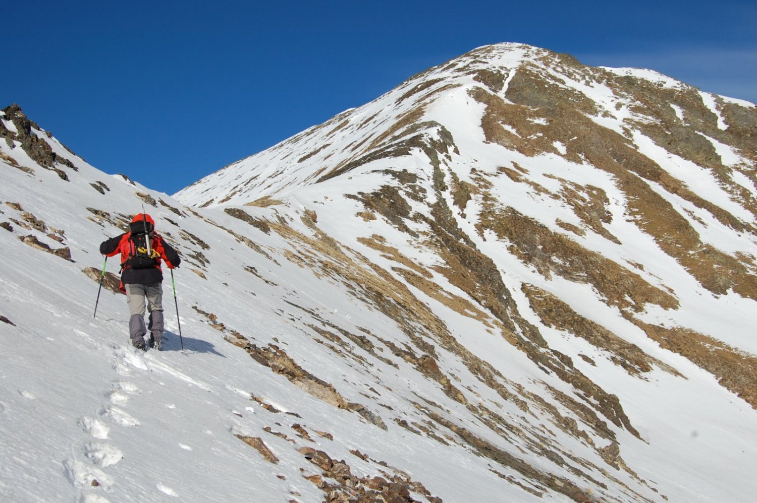 ... que aqu&iacute; gaireb&eacute; hem assolit (2.773 m.), amb la cadena sud i el mateix pic al fons. El vent ja ens tortura.