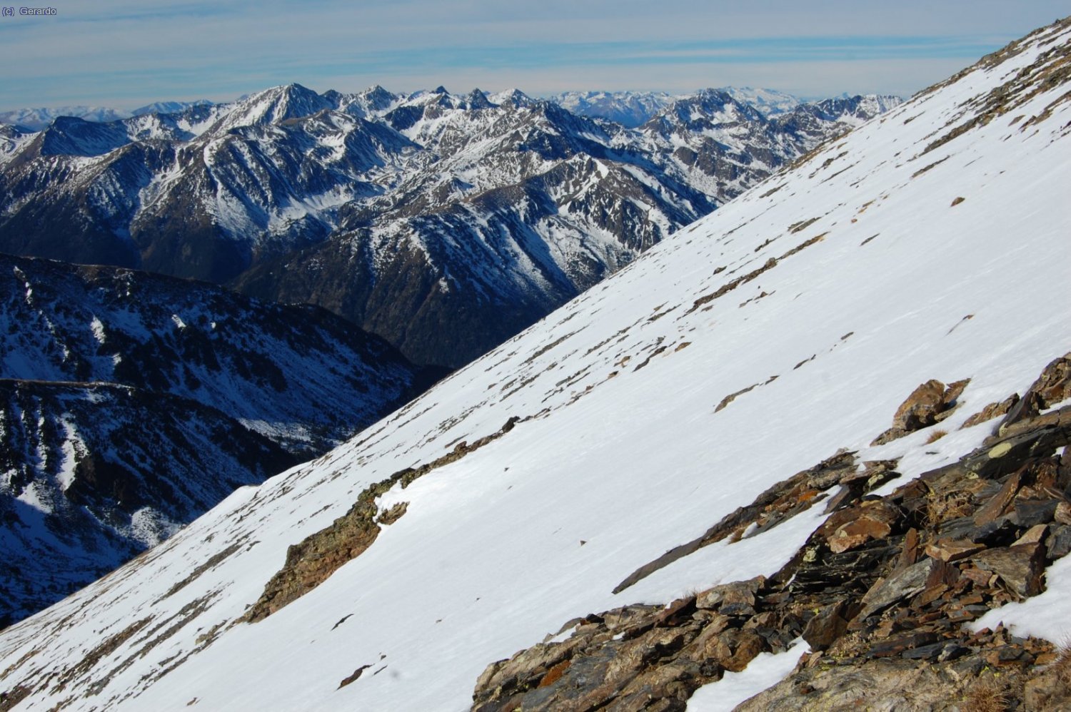 La pendent somital de la Serrera emmarca el sector del Comapedrosa, el m&eacute;s alt a la meitat esquerra de la imatge. A la dreta, molt al fons, es pot albirar l