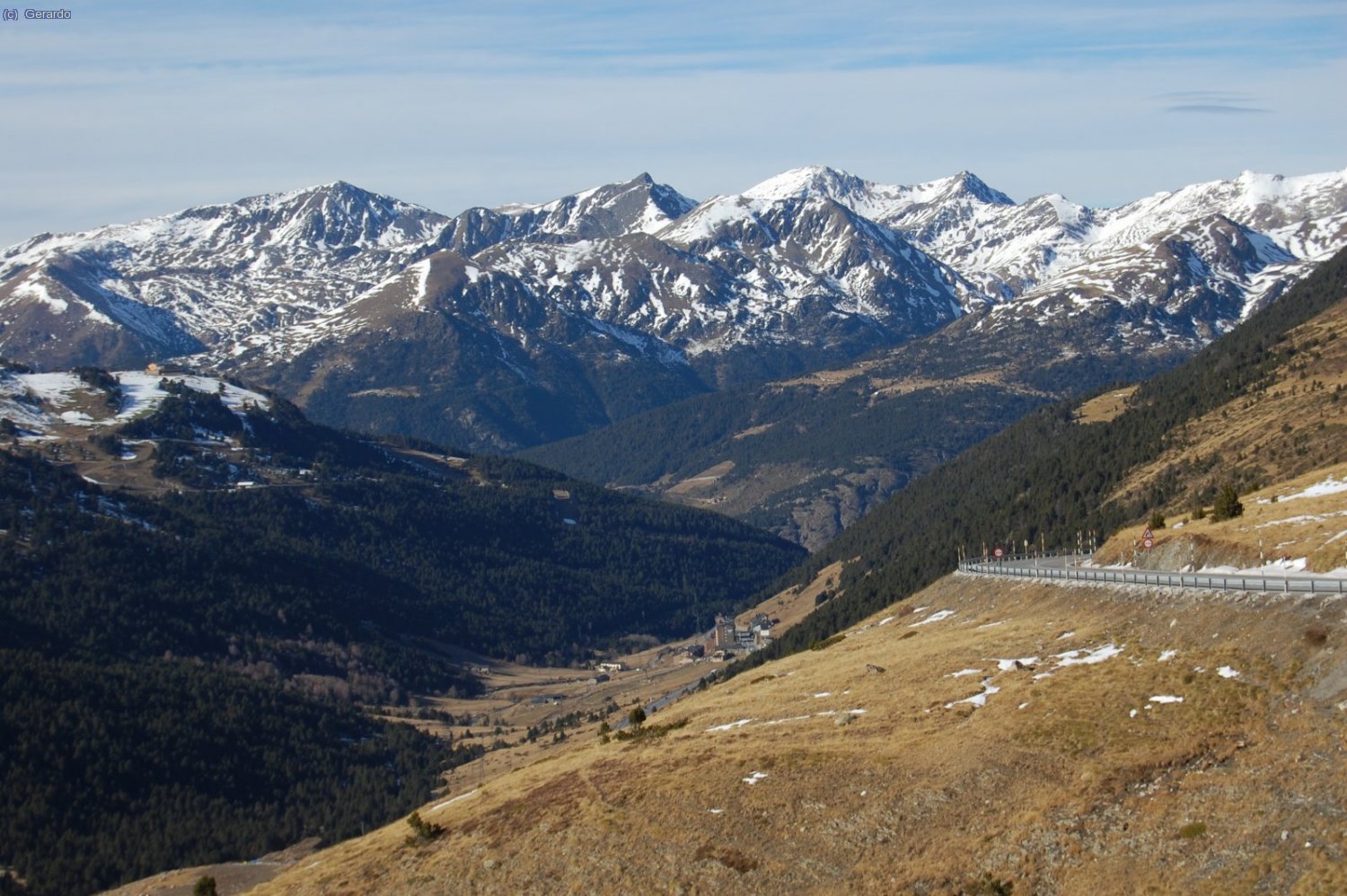 El Serrera es la c&uacute;pula blanca en la part centre dreta de la foto, treta des de la carretera del Port d