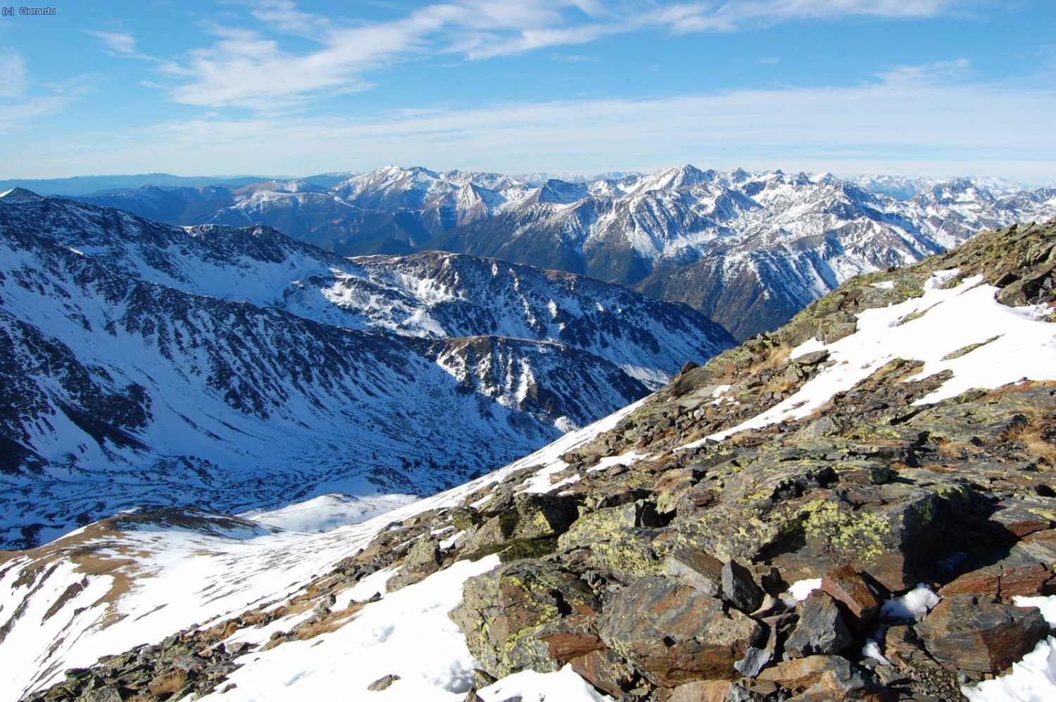 Una mica m&eacute;s a sudoest, el sector Medecorba-Comapedrosa, amb la cap&ccedil;alera de Sorteny a baix en primer terme.