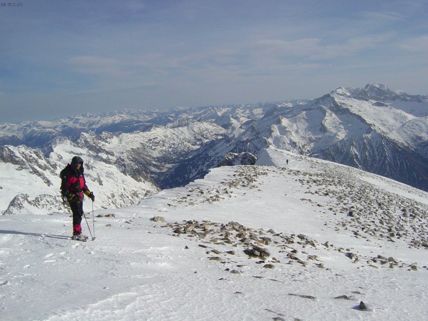 Ah&iacute; delante aparece un monta&ntilde;ero, la &uacute;nica persona que vemos en todo el d&iacute;a, que est&aacute; subiendo: seg&uacute;n nos dice, est&aacute; pulverizando nuestros tiempos de ascenso...