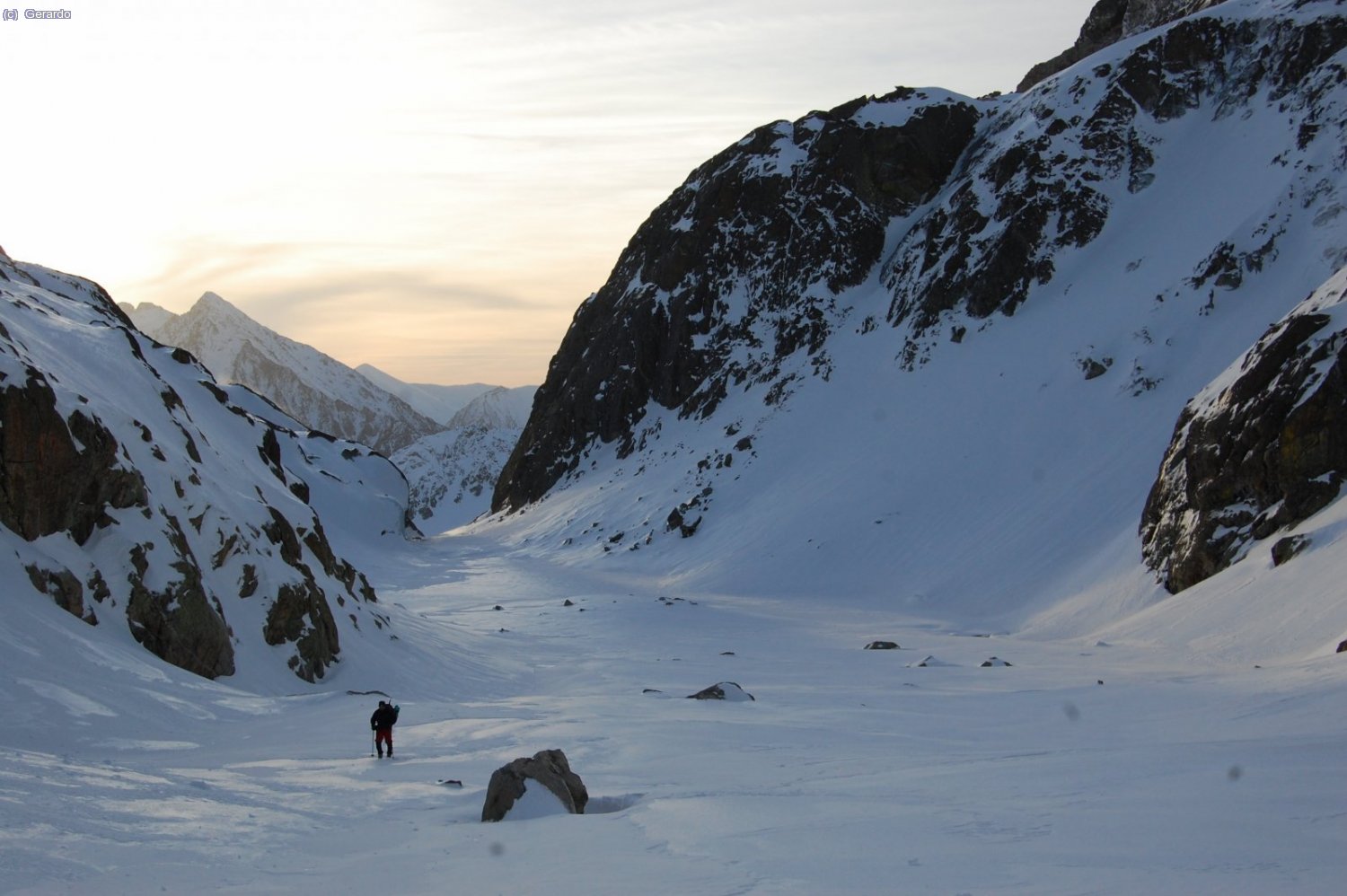 Vamos recorriendo esta cuenca escondida, al pie del vertiginoso flanco norte del Perdigueret.