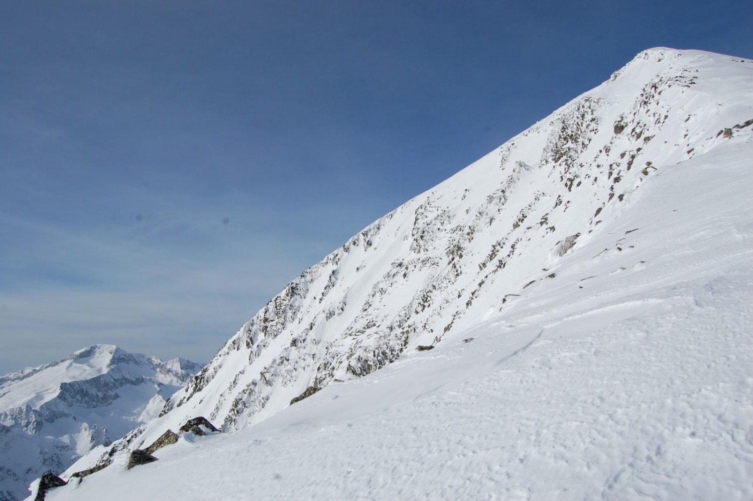Y por fin alcanzamos el filo del lomo oriental del pico. A la izquierda asoma el Posets.