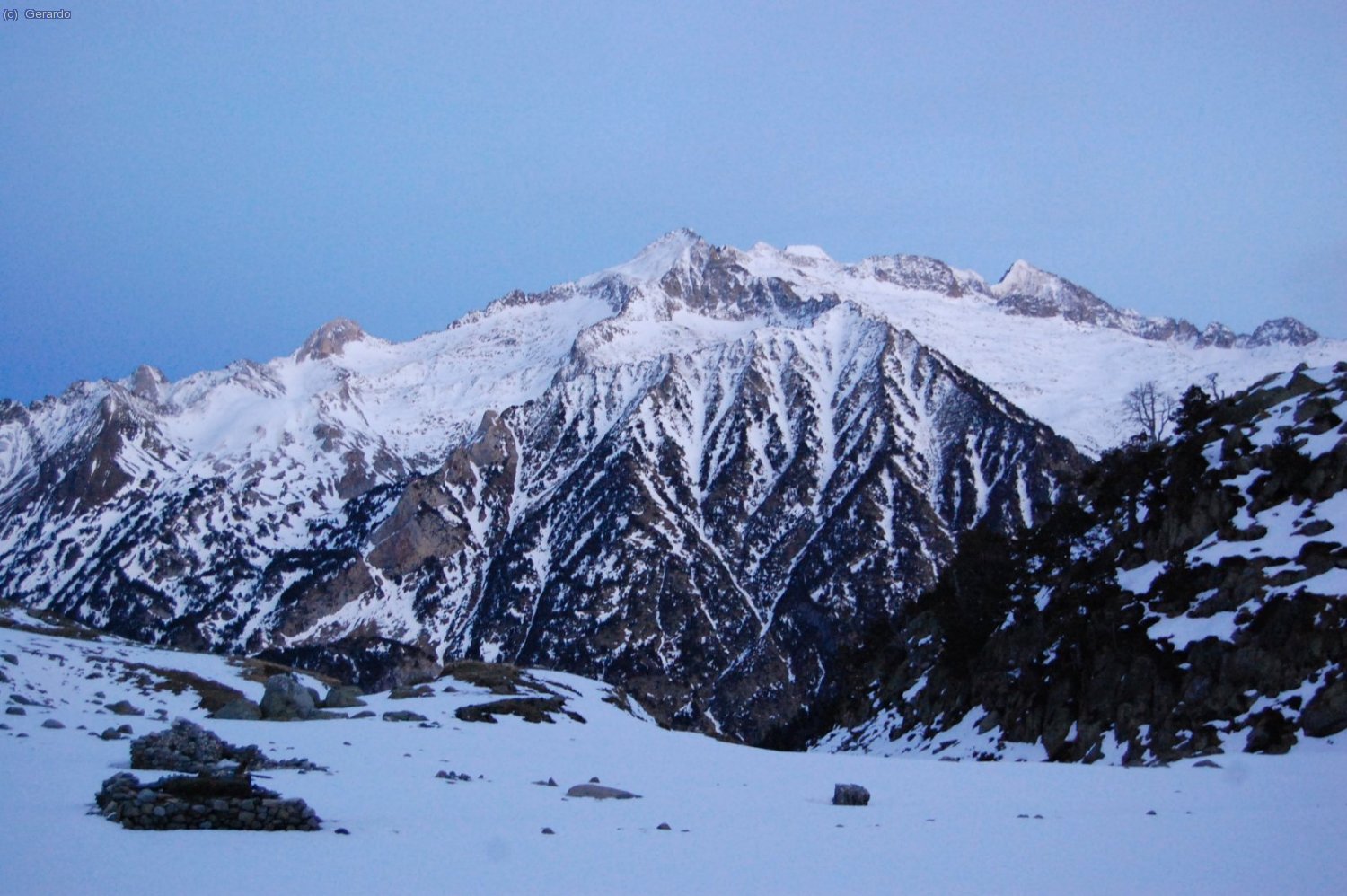 La penumbra del atardecer se va desplomando sobre las Maladetas.
