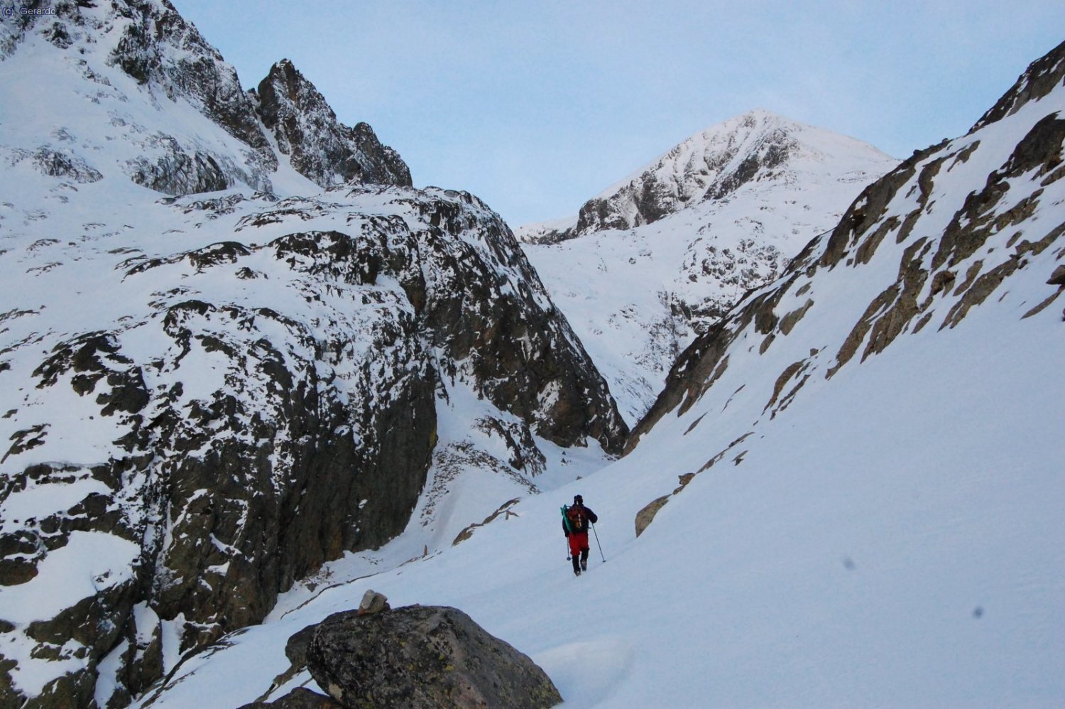 Nos aproximamos al engorjado de la parte alta de Lliterola, en cuyo fondo se levanta nuestra monta&ntilde;a.