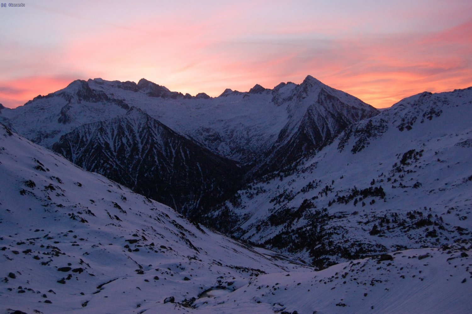 El alba por encima de Aneto y Maladetas, cuando llevamos ya un buen rato de remontada.