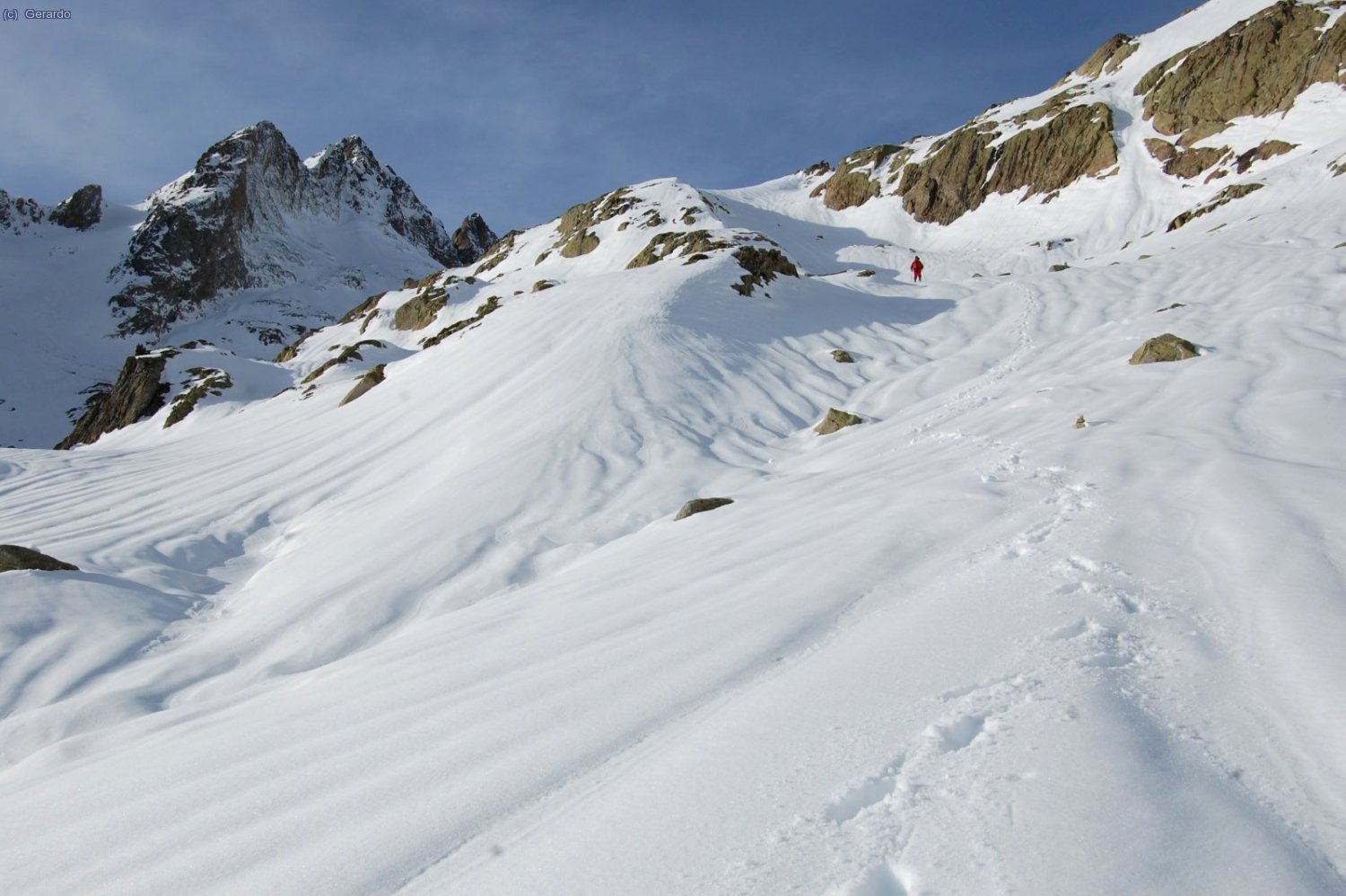 Y ya en la zona media del valle de Lliterola. El estado de la nieve nos obliga aqu&iacute; a substituir los crampones por las raquetas.