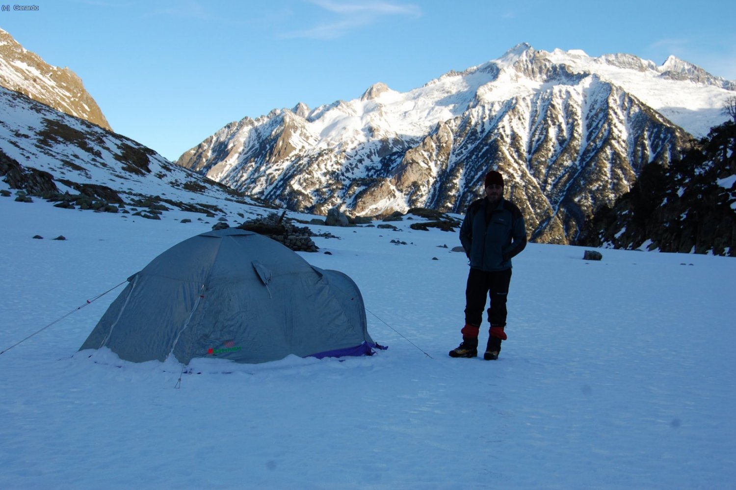 Pese a estar la caba&ntilde;a vac&iacute;a, nos instalamos en nuestra tienda. La caba&ntilde;a es apenas para cuatro personas, y bien avenidas...