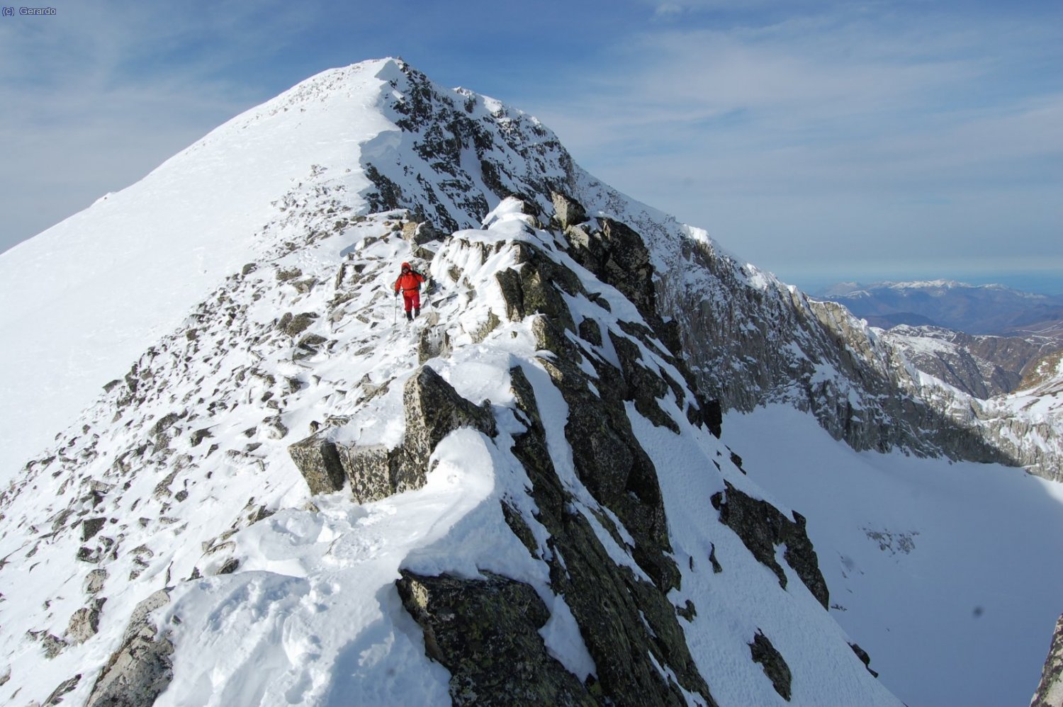 Volviendo ya, por la parte m&aacute;s afilada del lomo cimero, en la zona del Hito de Perdiguero.