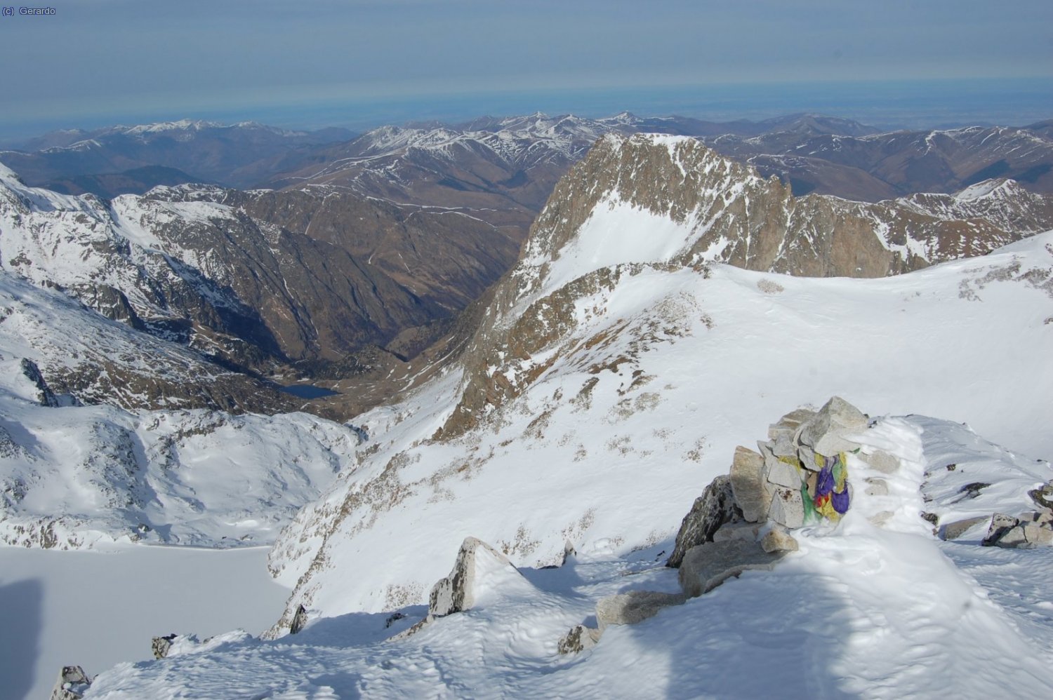Hacie el norte, Quayrat y el valle de Espingo. Es llamativa la escasez de nieve en vertiente norte.