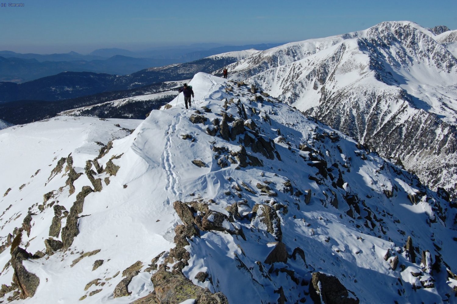Una de les elevacions de la cadena abans del Calm Colomer. Al fons a la dreta, la Tossa Plana de Lles.