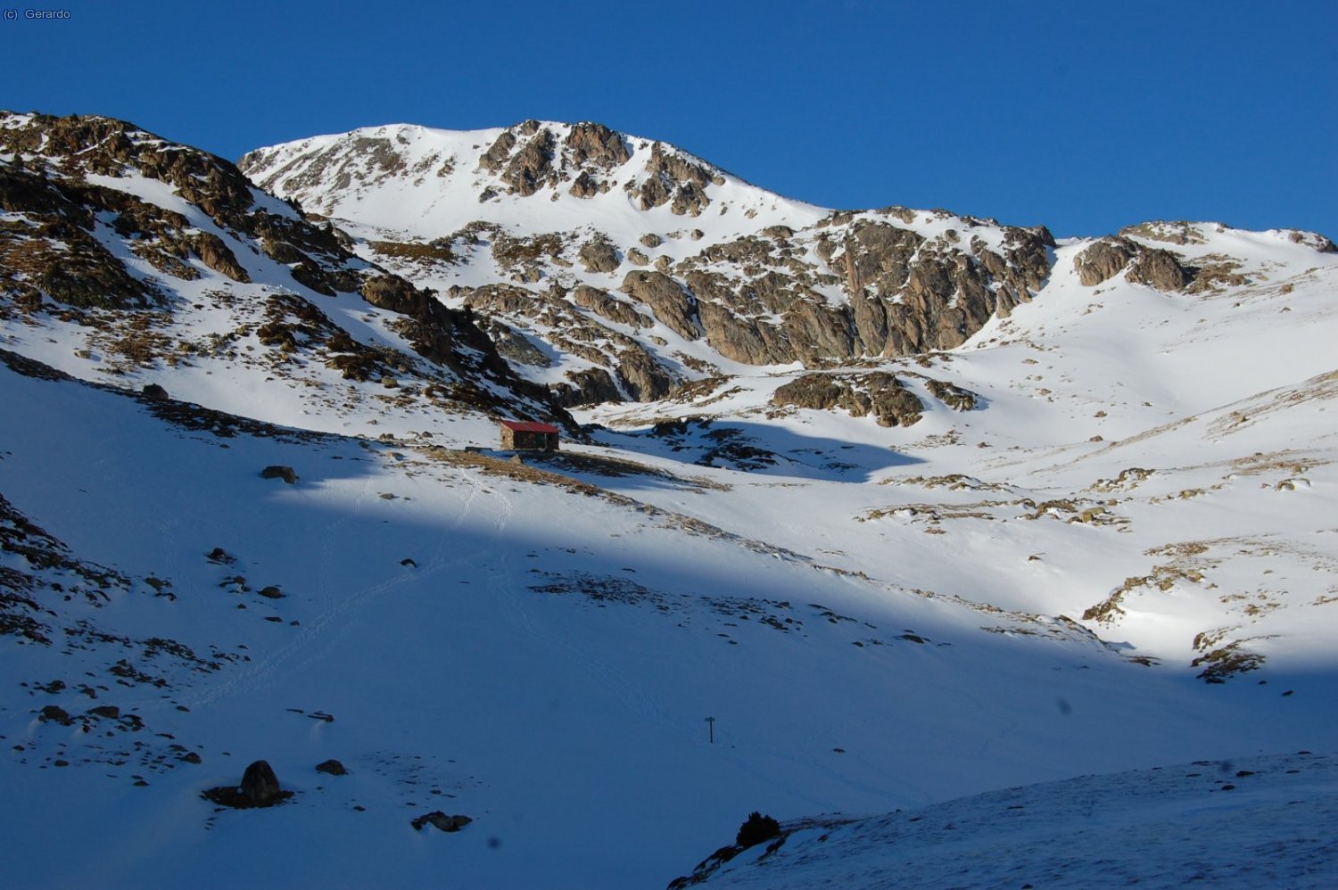 El fons del circ, amb el refu al centre, a 2.370 metres.