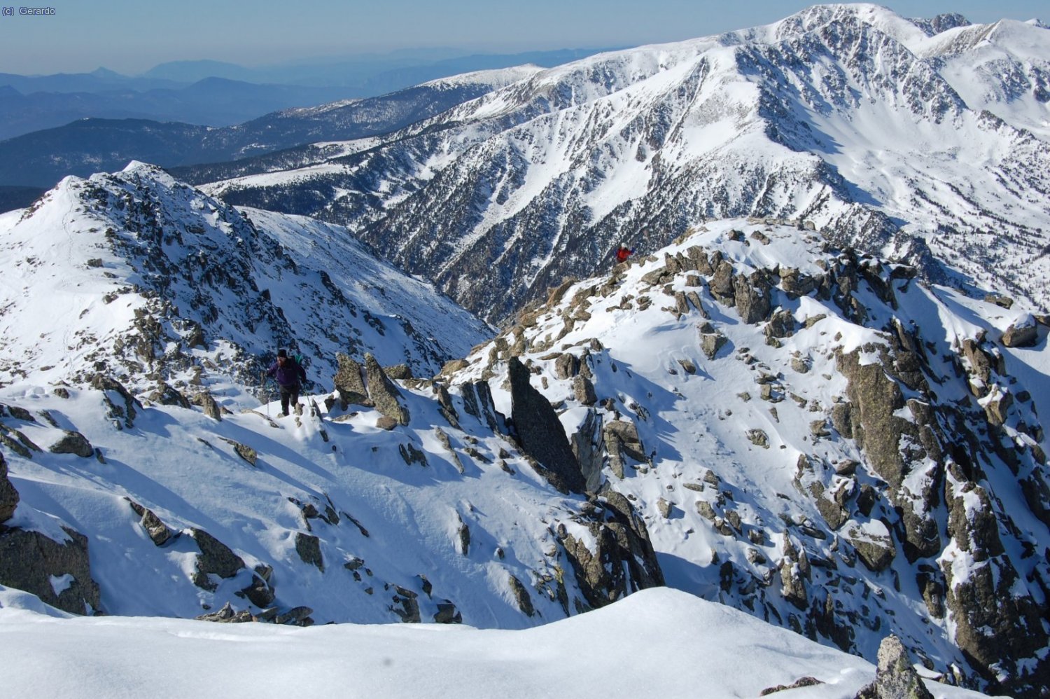 El tram final fotografiat des del cim, amb Mati i Pep.