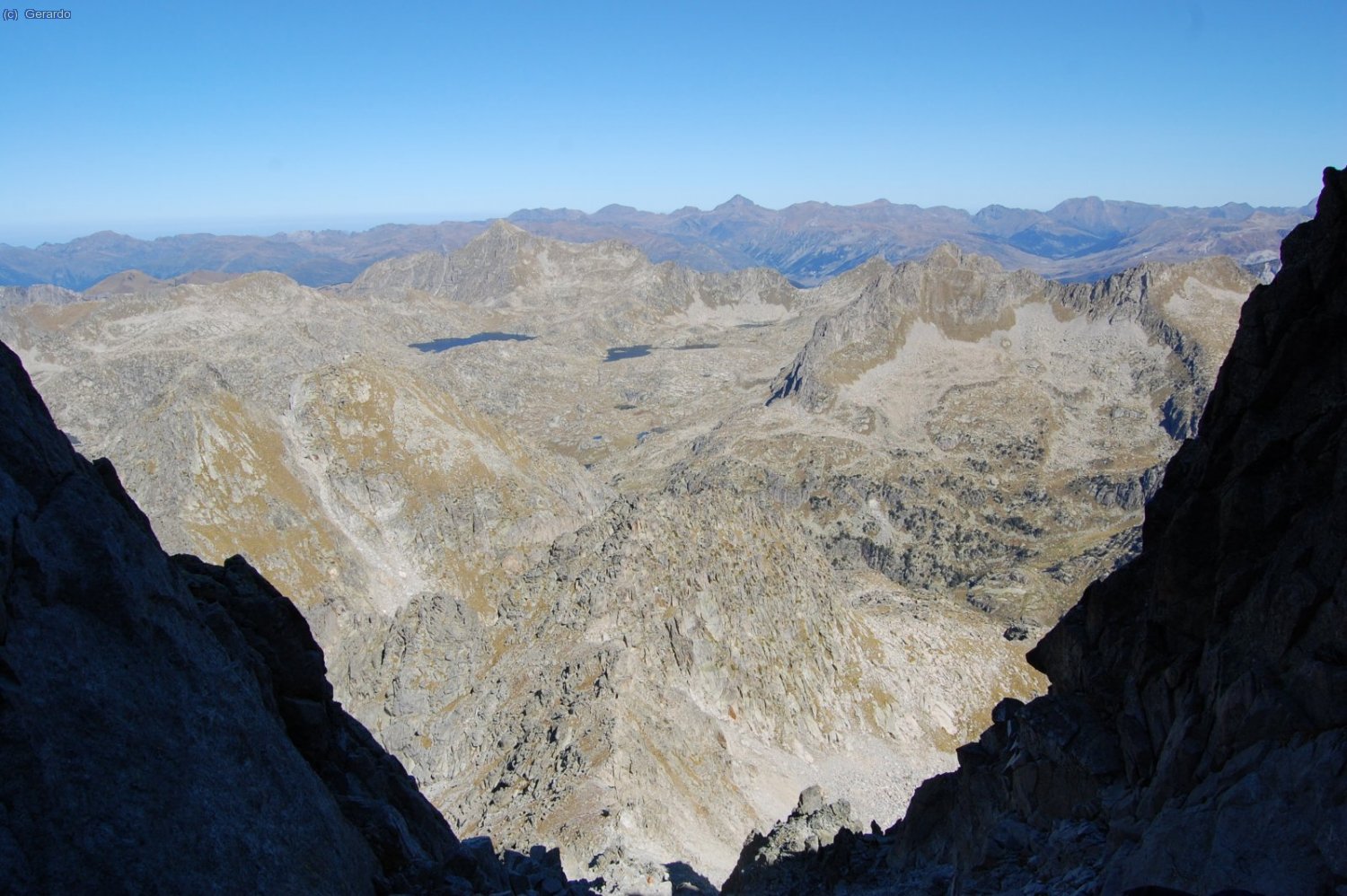 Una vista hacia el norte, donde destaca el Montardo y la cuenca lacustre a sus pies.