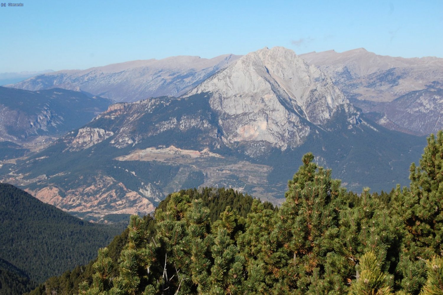 Al nordoest, m&eacute;s o menys, Pedraforca i Cad&iacute;.