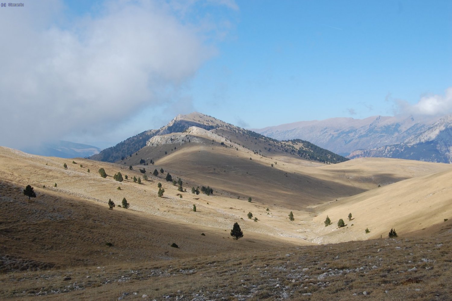 Anem avan&ccedil;ant per la cadena... Uns 4 kil&ograve;metres des del Serrat Voltor fins a la Gallina Pelada, que apareix al fons...