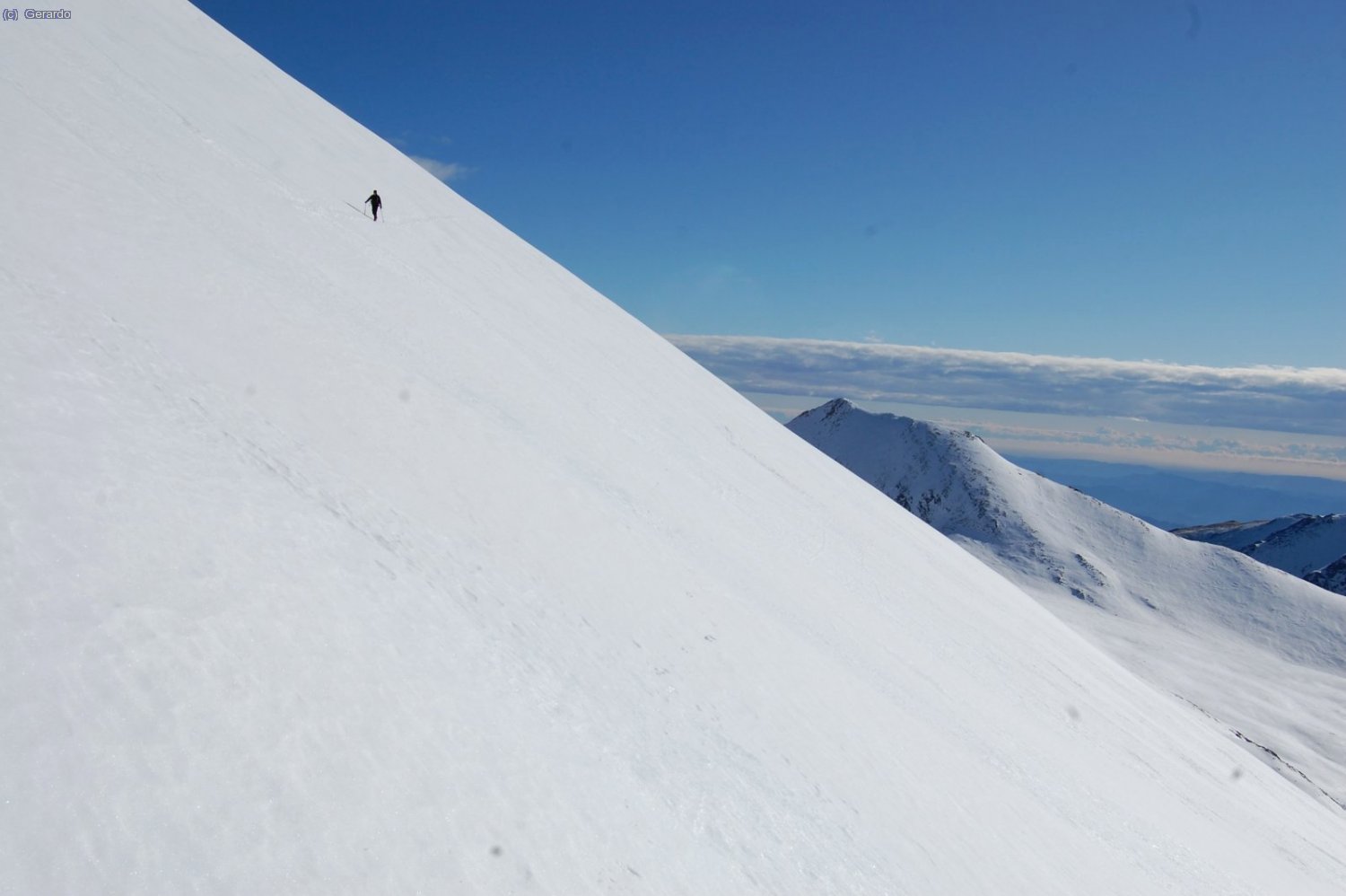 Ya, un poco torcida.... pero me gusta. Un flanqueo muy largo a base de atenci&oacute;n, piolo y crampones, con nieve bastante dura.