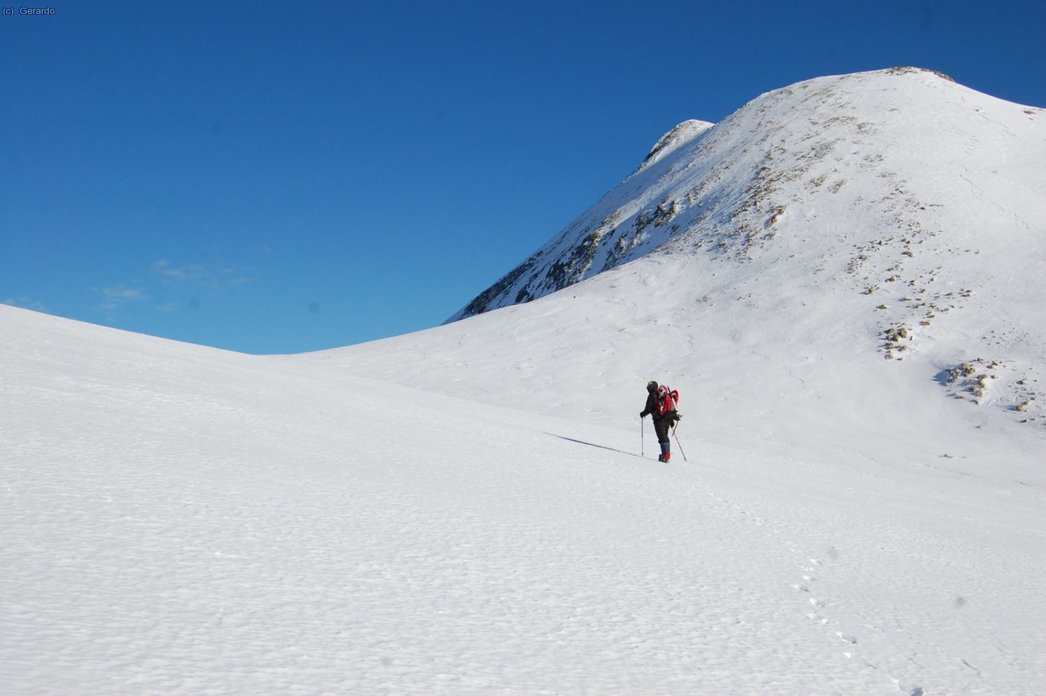 Antonio llegando al Coll de La Marrana, bajo la atenta mirada del Gra.