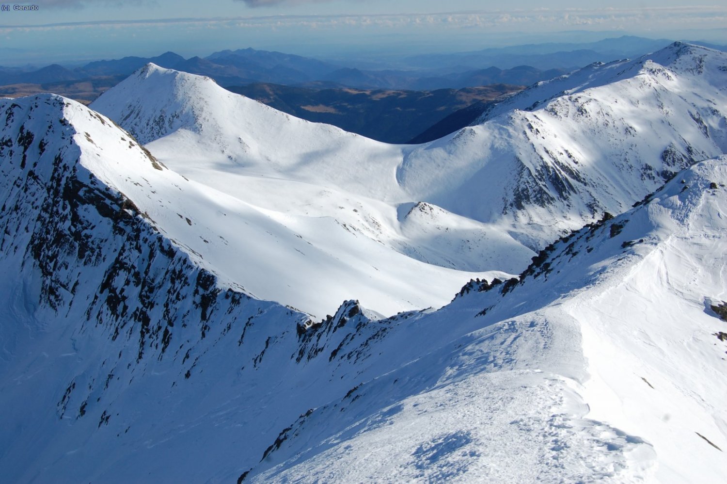 La vista cl&aacute;sica hacia el sudeste, preciosa, con la geometr&iacute;a precisa del Coll de la Coma de l