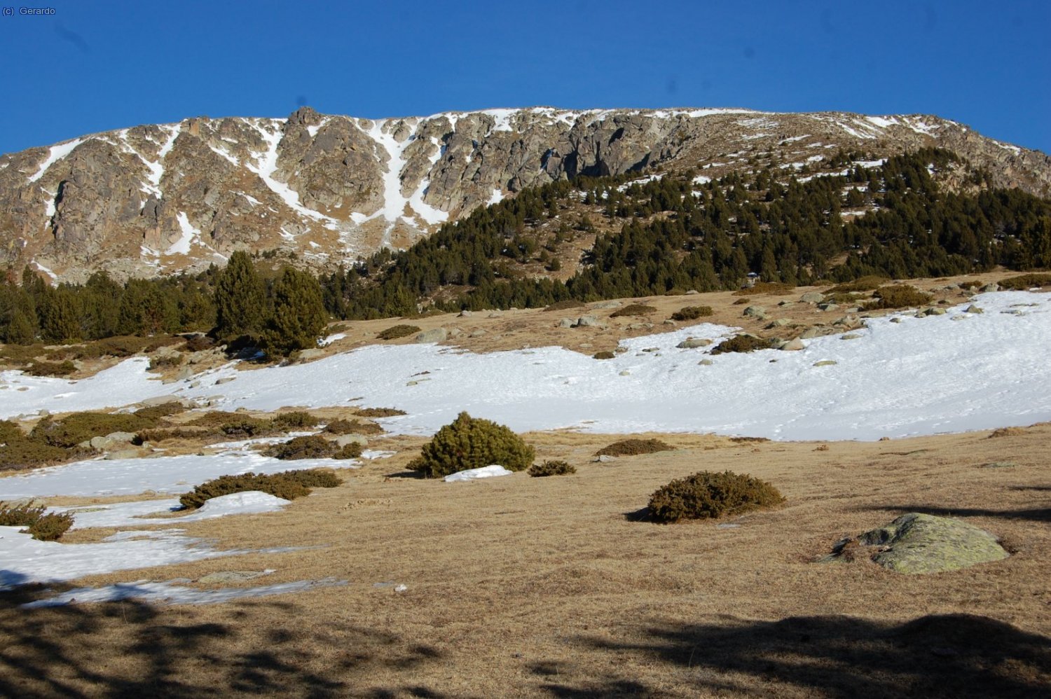 Clapes escases de neu a partir de 2.300. Al fons a la dreta, el llom de pujada.