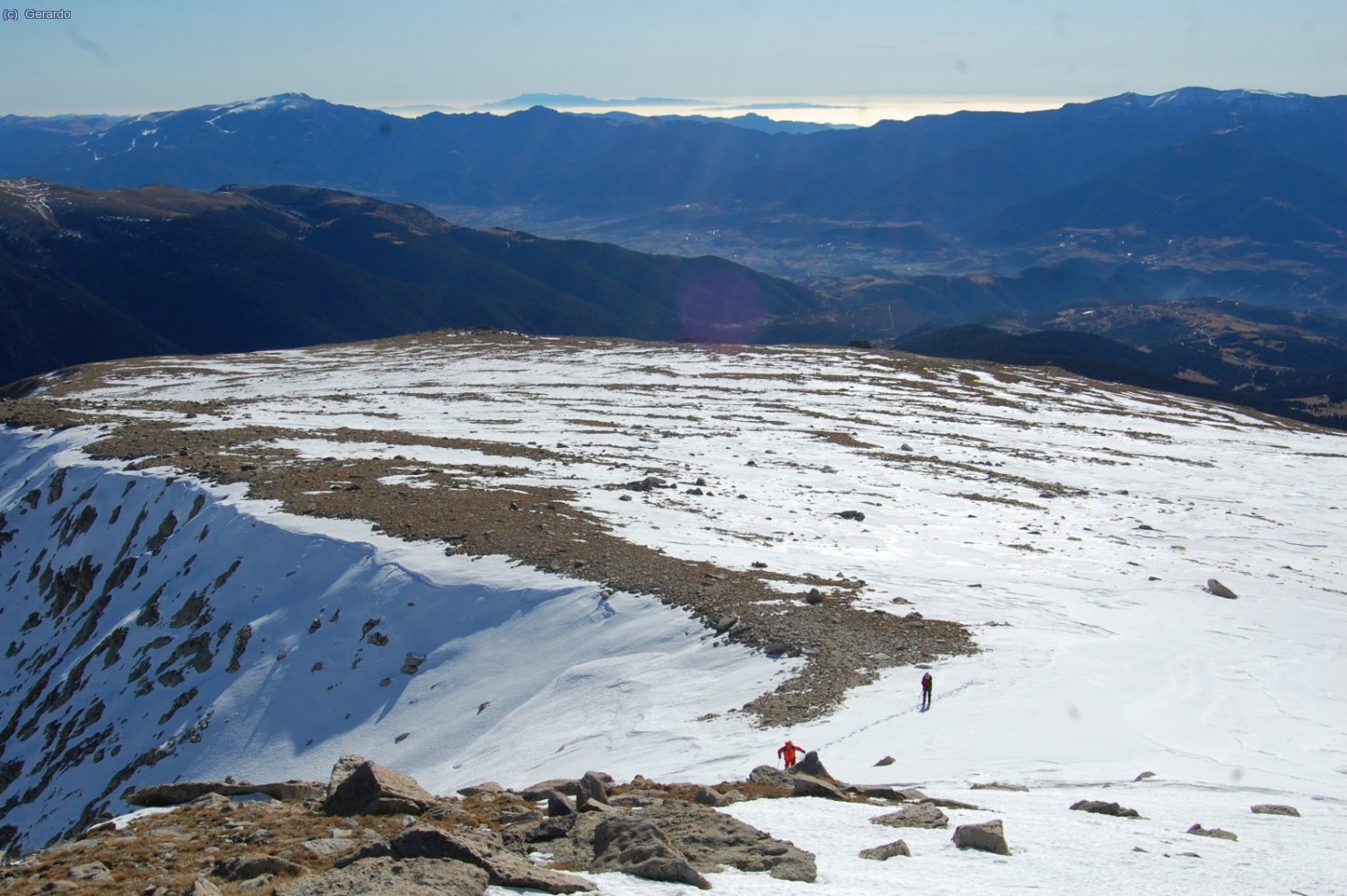 Una visi&oacute; m&eacute;s general cap al sud, amb Mati i Pep en el petit coll. Al fons de tot, Montseny-Matagalls.