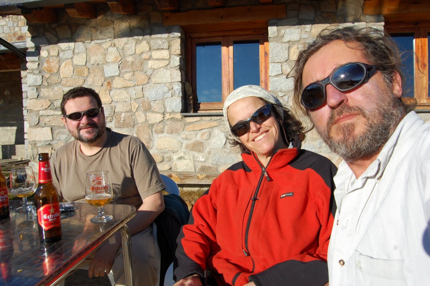 I les birretes de celebraci&oacute; al refugi de Cap de Rec.
