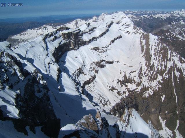 El agujero de Gavarnie con el Tall&oacute;n al fondo, tremendo...!