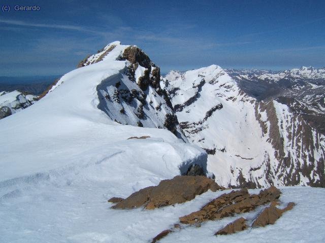 En primer plano, el Pico Oriental de la Cascada.