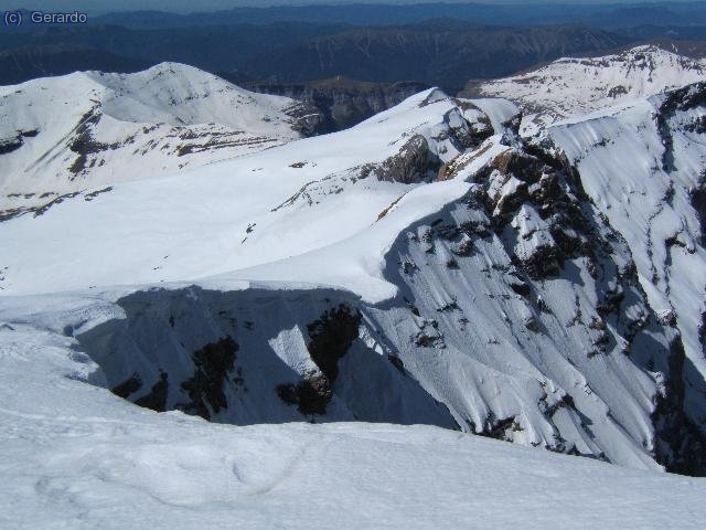 La cadena por la que vamos a ir transcurriendo hasta alcanzar La Espalda, la puntita de nieve del fondo.